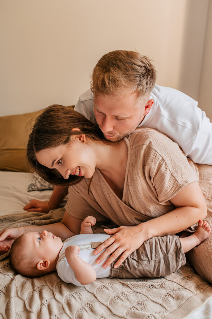 Rodzice tulą noworodka podczas domowej sesji – fotograf rodzinny Łódź